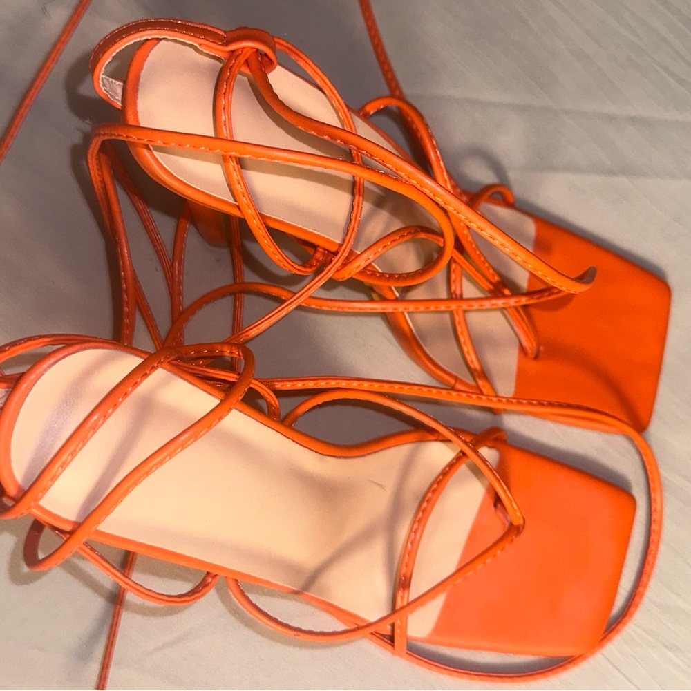 I’m clearing my closet, looking to sell this heels to someone who will love them